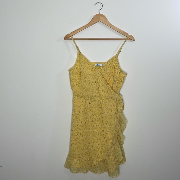 Hollister Mini Dress Overlap Yellow size Medium - Picture 9 of 9